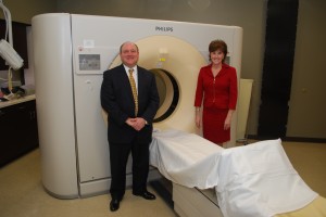 Greg O'Connor, left, and Trish Oman with the 128-slice CT scanner. (Photo by Robert Herrington)