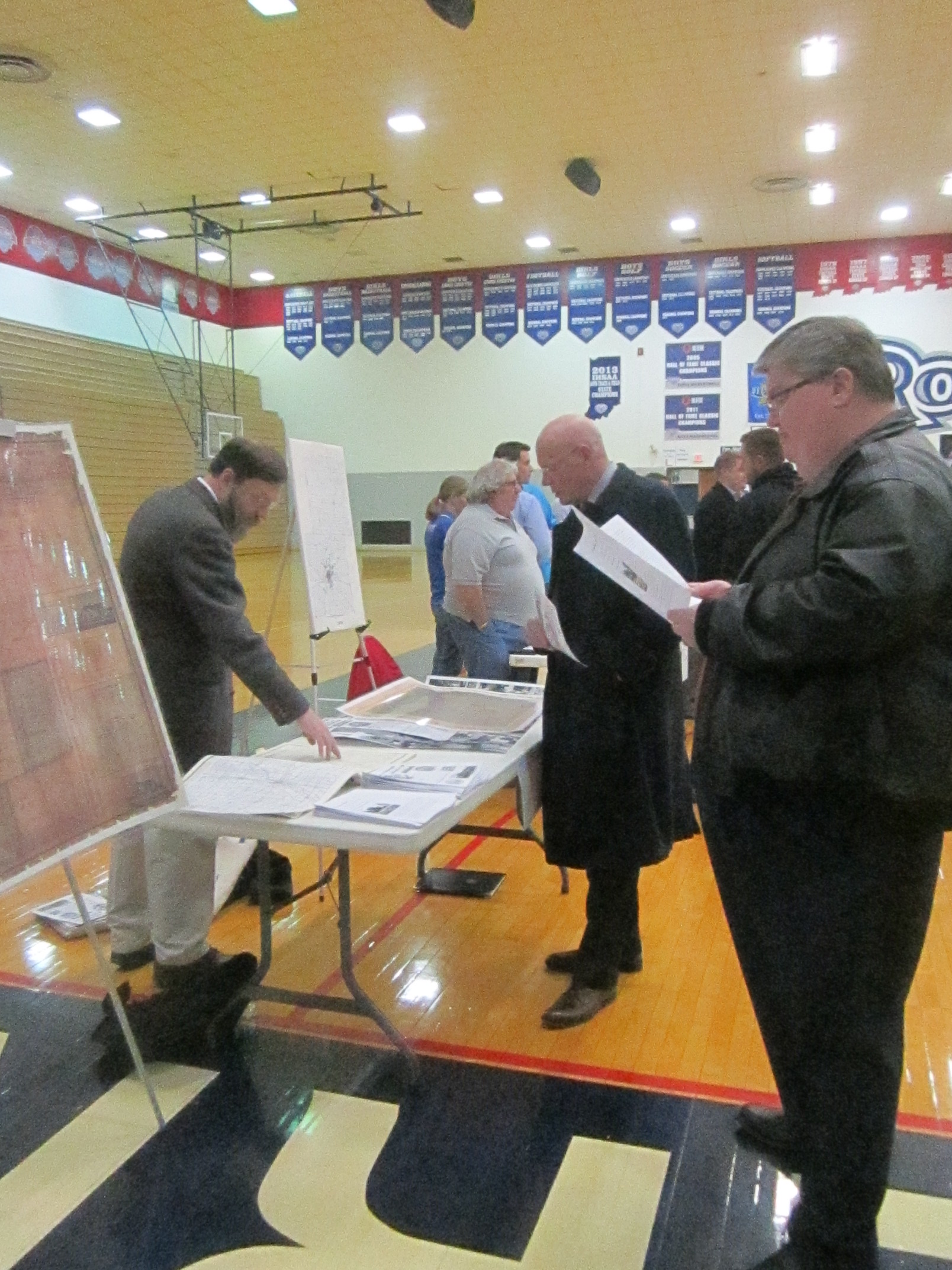 A public open house was held at HSEHS March 25 for residents to give feedback for the enhanced train station plaza. Approximately 60 were in at- tendance. (Photo by Nancy Edwards.)