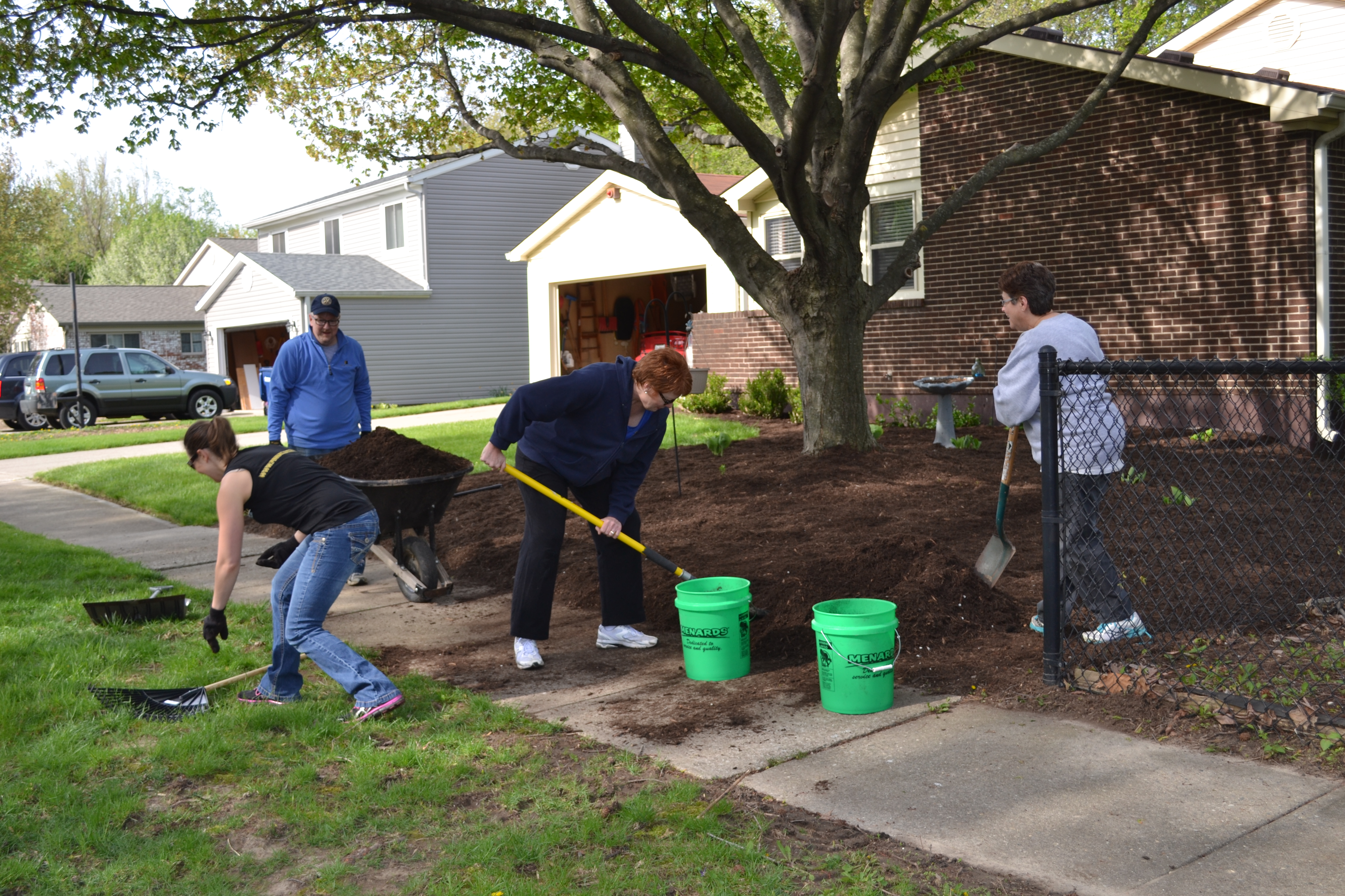 Volunteers work on a yard in Sunblest Countryview as part of a “Keep Fishers Beautiful” neighborhood blitz. (Photo by Ann Craig-Cinnamon)