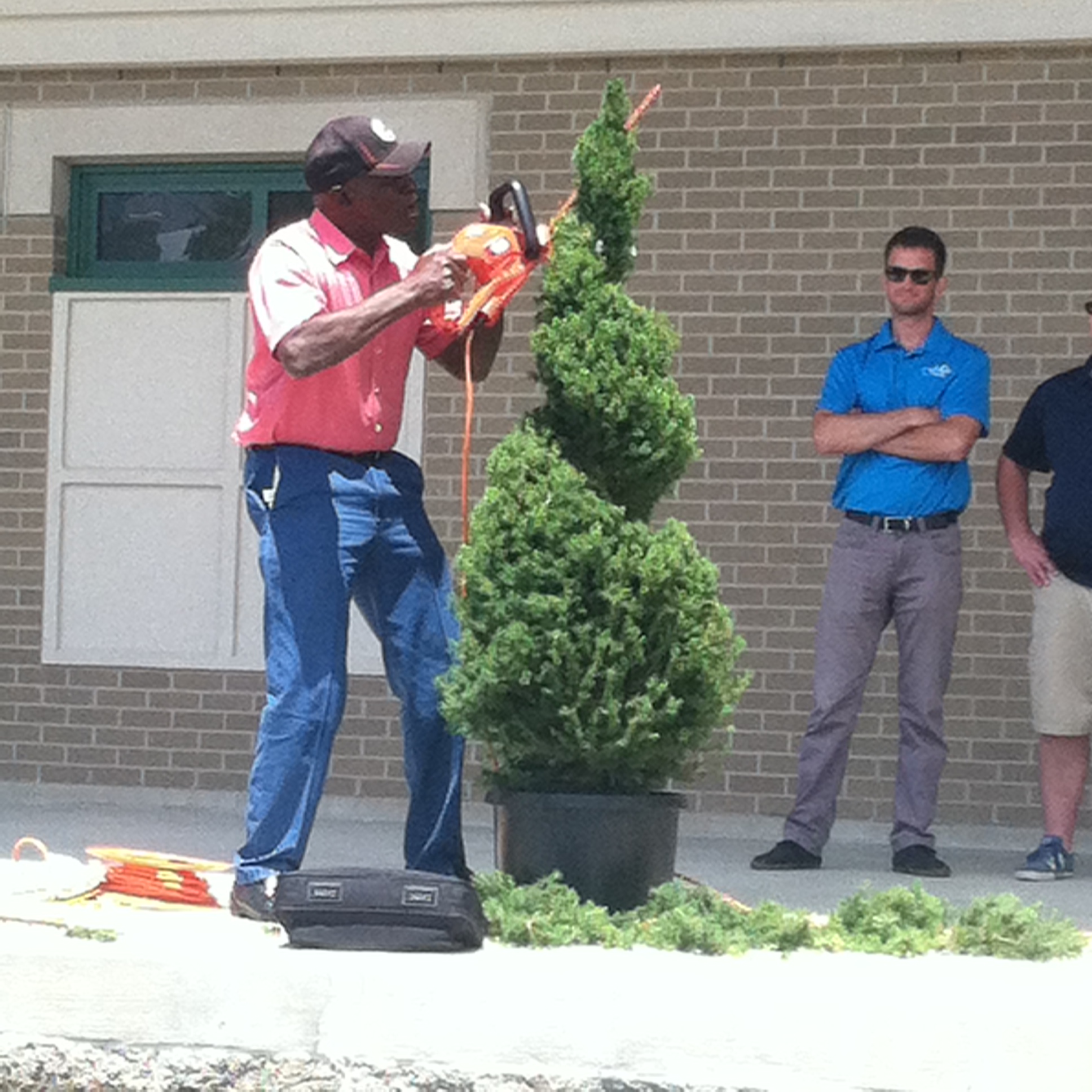 Topiary expert Pearl Fryar demonstrated techniques at a demonstration in Fishers during Gardens and all Things Green celebration. (Photo by Sarah Stoesz)