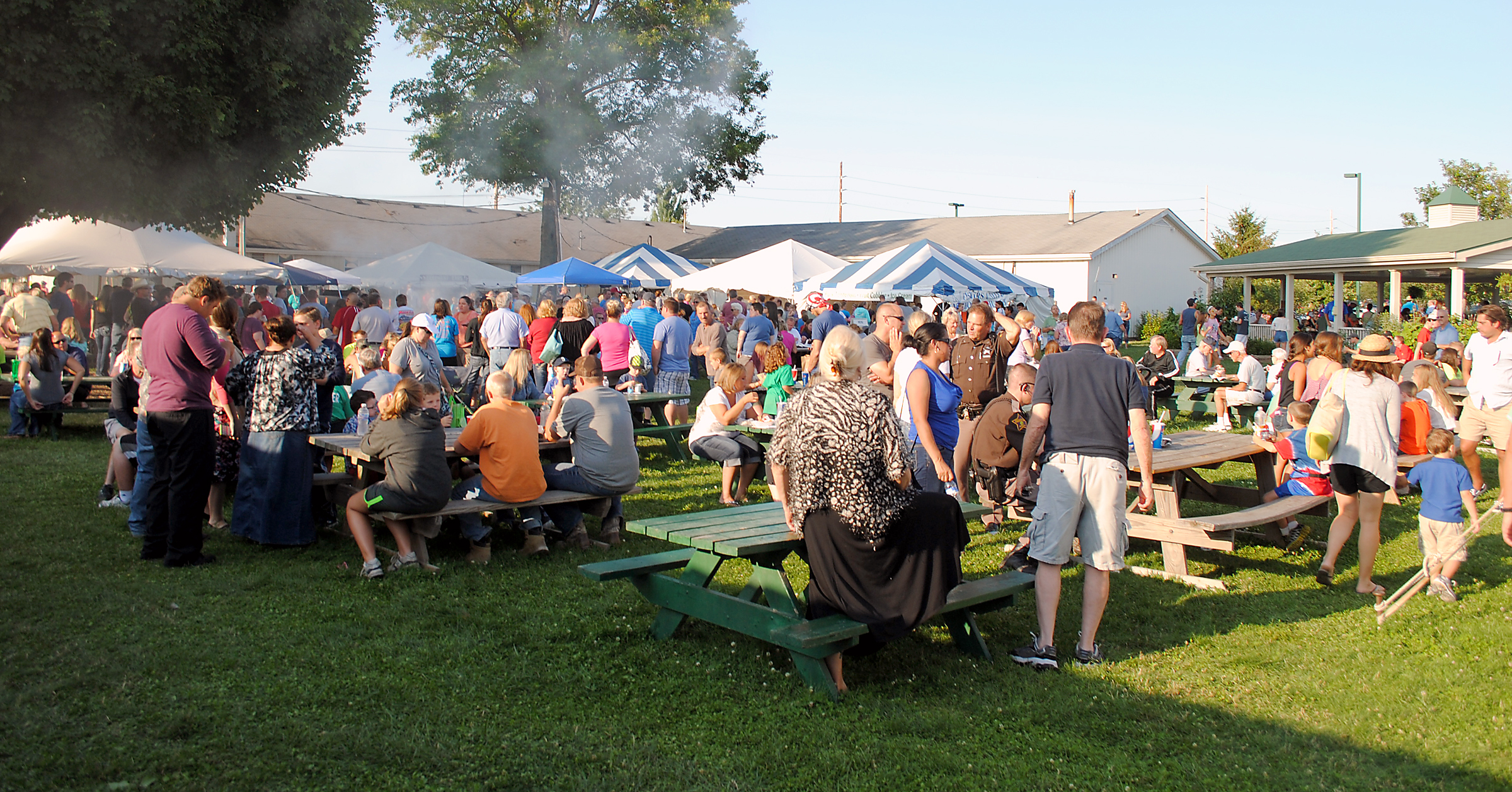 The pleasant temperatures throughout the 4-H Fair caused a good turnout of patrons and long lines in the food court, which caused many to sell out. (Photo by Robert Herrington) 