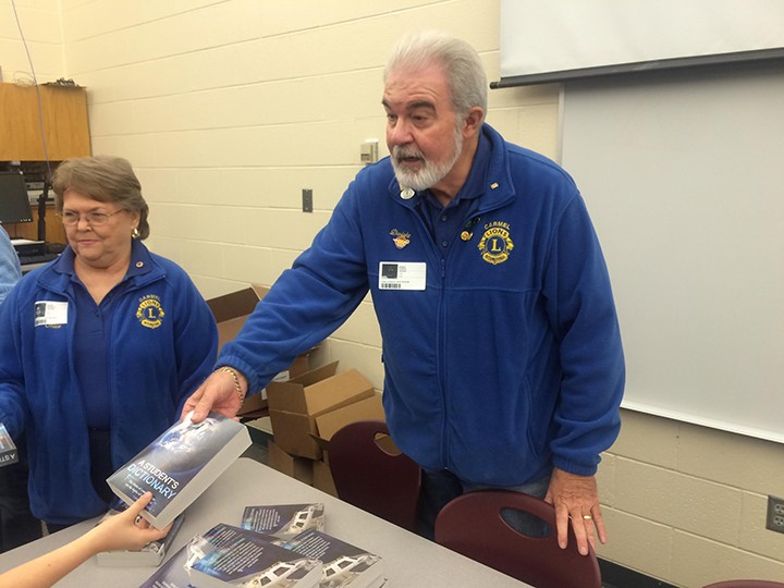 Lions Club member Dwight Gossett and wife Alice hand out dictionaries. (Photo by Mark Ambrogi)