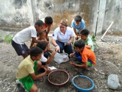 Julia Schiffman helps children in Ecuador learn new skills. (Submitted photo)