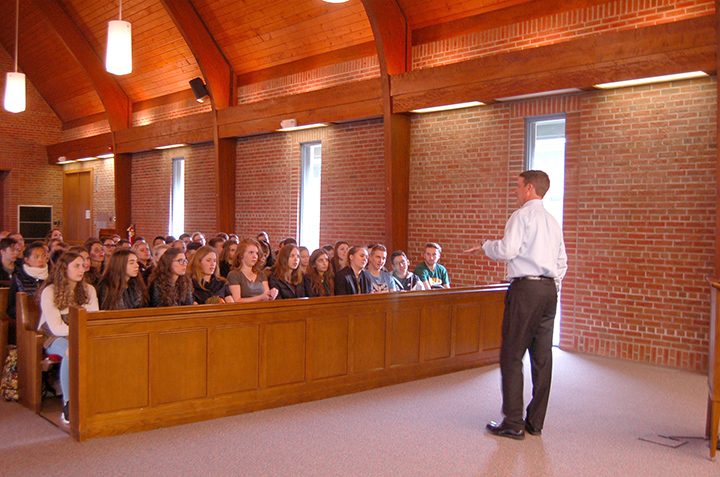 Mayor Tim Haak speaks to French and American high school students at town hall. (Photo by Heather Lusk)